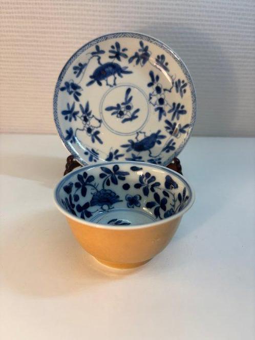 Beker (2) - Rare tasse et soucoupe blanc bleu jaune kangxi -, Antiek en Kunst, Antiek | Overige Antiek