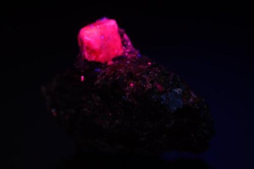 CORUND var SORGAAT grote kristal met GRANAAT - BOVENKANT -, Verzamelen, Mineralen en Fossielen