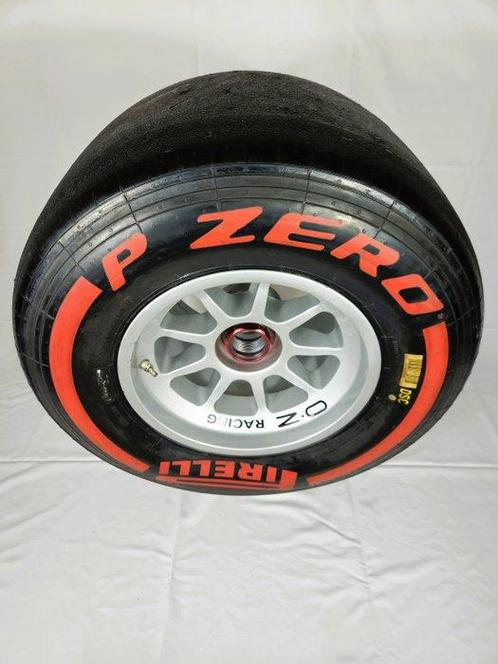 Pneu complet sur la roue - Pirelli Tyre complete on wheel, Verzamelen, Automerken, Motoren en Formule 1