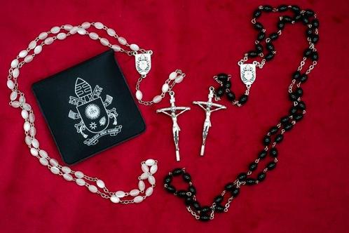 Rozenkrans (2) - Parelmoerpasta - Onyx - Paus Franciscus -, Antiek en Kunst, Antiek | Boeken en Manuscripten