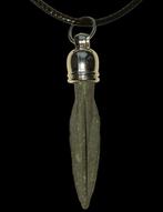 Scythe Pendentif dune tête de flèche en bronze. Bon état.