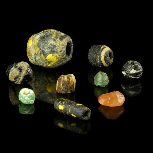 Oud-Romeins Glas Verzameling van 9 zeldzame kralen, Handtassen en Accessoires, Antieke sieraden