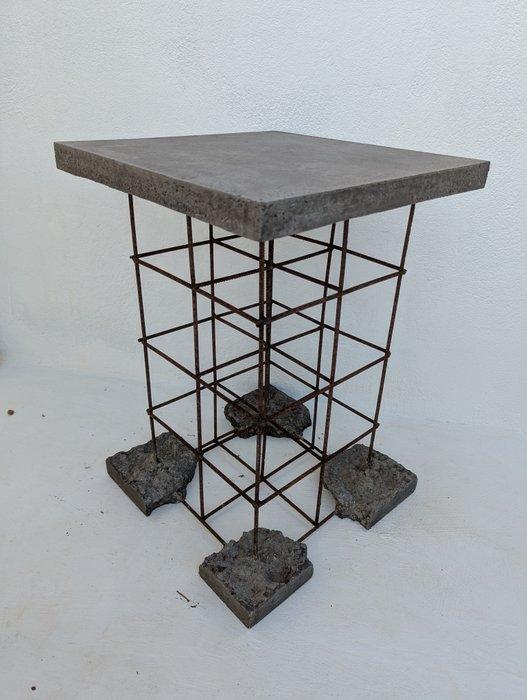 Wallavibe - D. B - Bijzettafel voor buiten - IJzer,, Antiek en Kunst, Curiosa en Brocante