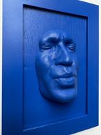 gregos - Small blue kiss on blue background-blue frame