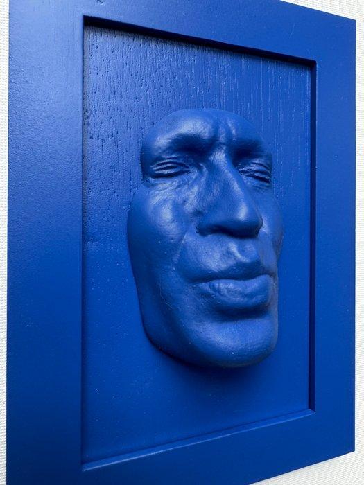 gregos - Small blue kiss on blue background-blue frame, Antiek en Kunst, Kunst | Designobjecten