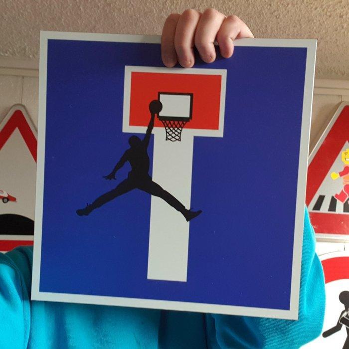 Jinks Kunst - JORDAN - Traffic Sign, Antiek en Kunst, Kunst | Designobjecten