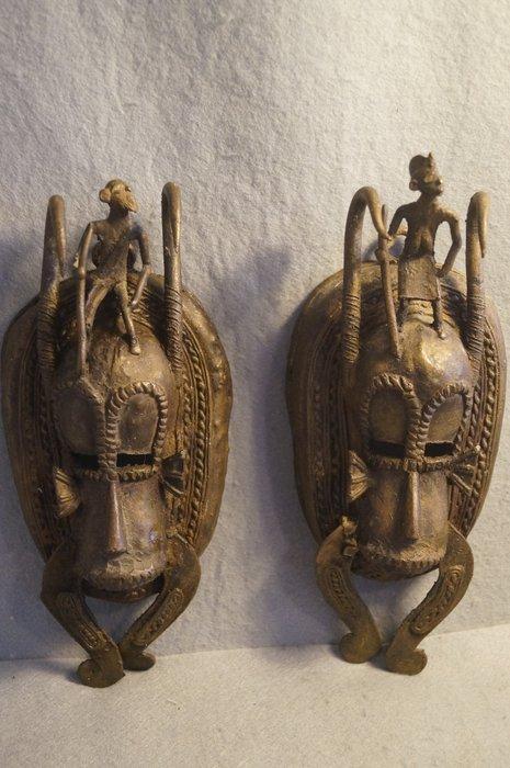 Mask - Une paire de masques Kpelie en bronze africains, Antiek en Kunst, Kunst | Niet-Westerse kunst
