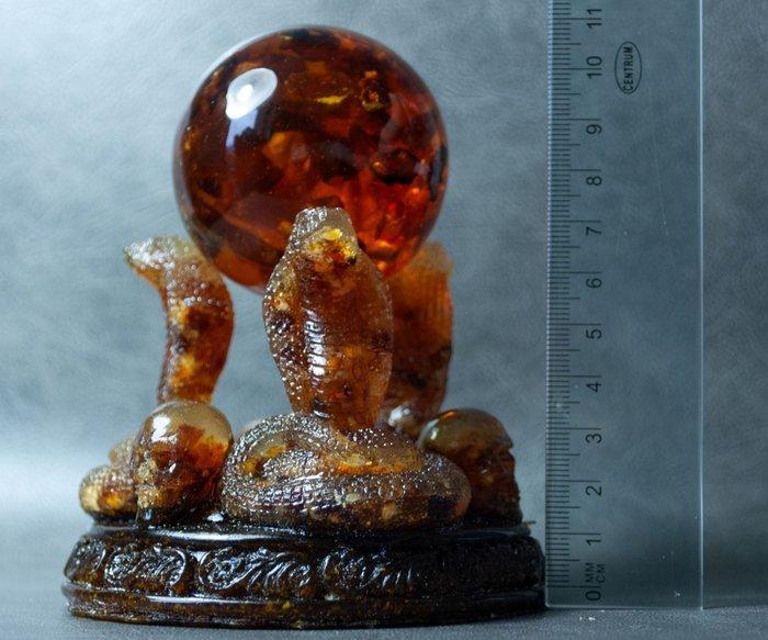 3 Baltische amber cobra slangen die een amberbal vasthouden, Verzamelen, Mineralen en Fossielen