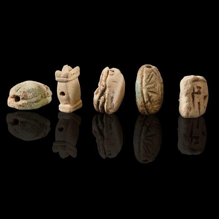 Égypte ancienne Groupe de scarabs et amulettes en faïence, Antiek en Kunst, Antiek | Overige Antiek