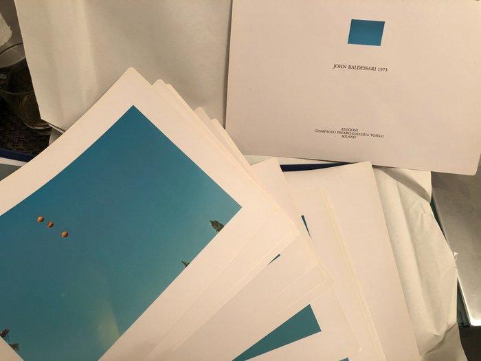 John Baldessari - Throwing three balls in the air to get a, Antiquités & Art, Art | Objets design