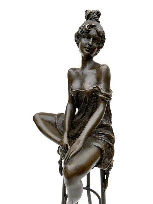 Statue, Vrouw op kruk - 28.5 cm - Bronze, Antiek en Kunst, Curiosa en Brocante