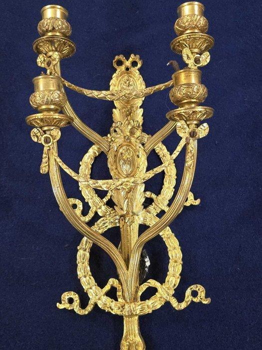 Wandkandelaar (2) - Verguld brons - Paar bronzen wandlampen, Antiek en Kunst, Antiek | Meubels | Stoelen en Sofa's