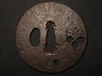 Katana - Fer forgé - Kirimon Sukashi Tsuba : C5-10 - Japon -, Antiek en Kunst