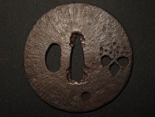 Katana - Fer forgé - Kirimon Sukashi Tsuba : C5-10 - Japon -, Antiek en Kunst, Antiek | Overige Antiek