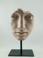 Figure - fragment dun visage grec classique, fait de plâtre