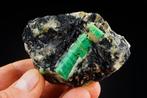 Cristaux dÉMERAUDE simples avec des roses de TOURMALINE