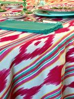 Mantel met ikat-strepen in fuchsiatint voor grote tafels., Antiek en Kunst