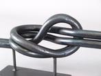 Carmen Lop - Big Knot con dos barras redondas de acero de, Antiek en Kunst