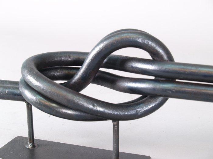 Carmen Lop - Big Knot con dos barras redondas de acero de, Antiek en Kunst, Kunst | Designobjecten