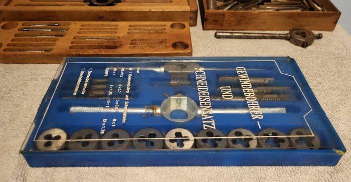 Werkgereedschap - Vintage schroefdraadsnij, Antiek en Kunst, Antiek | Wandborden en Tegels