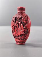 Qing Dynastie (1644-1911) Een koraalrode lak-snuifflesje -, Verzamelen, Mineralen en Fossielen