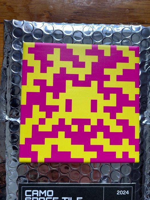 Invader (1969) - Camo Space Tiles (Space Station) Pink and, Antiek en Kunst, Kunst | Designobjecten