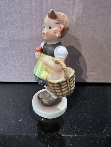 Goebel - M.I Hummel - Figurine - Meisje met mand en bloem -
