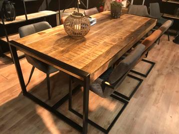 TOPAANBIEDING eettafel in massief mango hout + zwart staal beschikbaar voor biedingen