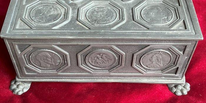 Zwaar oude Tinnen kist op 4 klauwpoten decor van diverse, Antiek en Kunst, Curiosa en Brocante