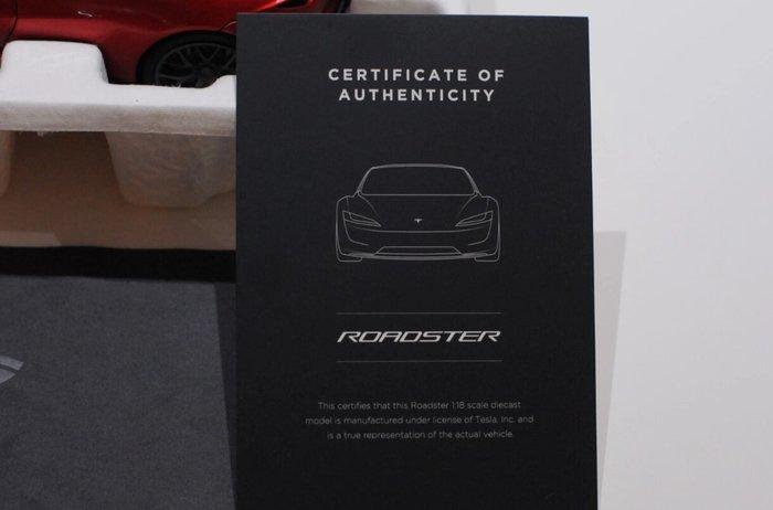 Tesla-models 1:18 - Modelauto - Tesla Roadster - Rood, Hobby en Vrije tijd, Modelauto's | 1:5 tot 1:12