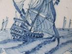 Carreau - Navire de guerre en train de couler - rare. -
