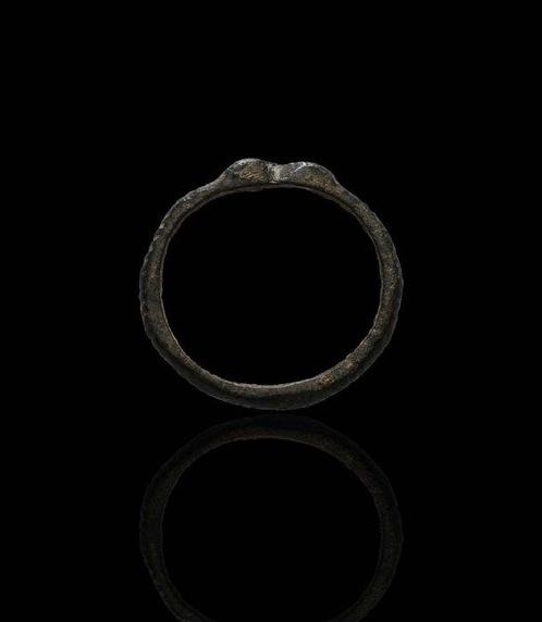 Viking periode Brons Zeldzame bronzen ring met dubbele, Verzamelen, Dierenverzamelingen