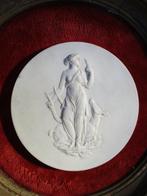 Manufacture de SEVRES. - Assiette murale - Médaillon Biscuit, Antiek en Kunst
