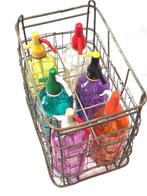 Sifon - Zes sifons vintage en een metalen mand.