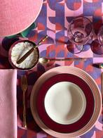 Réservation sans prix. Nappe avec motif géométrique pop pour