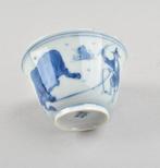 Beker - A CHINESE BLUE AND WHITE CUP DECORATED A FIGURE AND