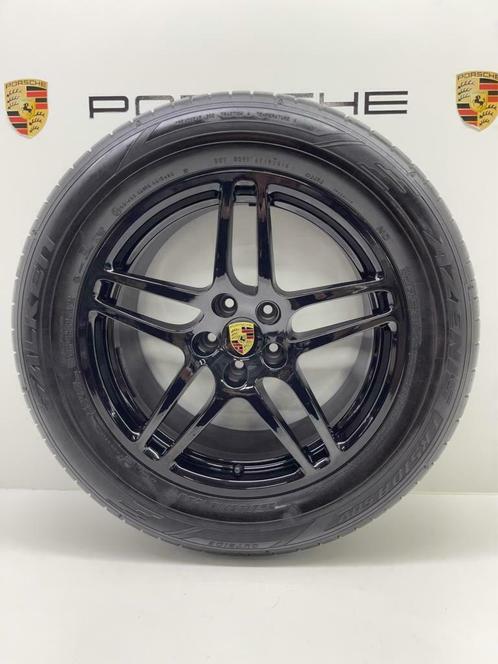Porsche Macan ORIGINELE 18inch Sport zwart met winterbanden, Auto-onderdelen, Banden en Velgen, 18 inch, Winterbanden, 255 mm