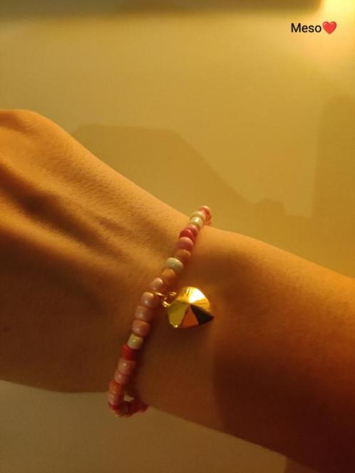 Roze glaskralen armband met bedeltje., Hobby & Loisirs créatifs, Fabrication de Perles & Bijoux, Envoi