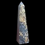 Leistenen obelisk met pyrietkristallen - natuurlijk