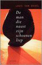 De man die naast zijn schoenen liep 9789052407890, Boeken, Verzenden, Gelezen, Louis van Dievel