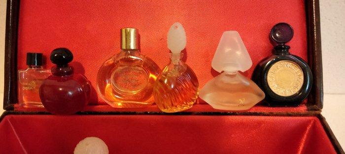 Collectie merkartikelen - 16 parfumflesjes uit een, Antiek en Kunst, Antiek | Speelgoed