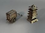 Deux miniatures orientales en argent – une calèche et un