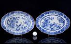 Een paar grote Chinese blauw-witte Double peacock borden -, Antiek en Kunst