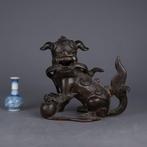 Scroll Weight Depicting a Guardian Lion - Brons - China -, Antiquités & Art