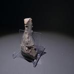 Neolithisch Grote vuursteen. 8 cm L. Mes - 5000 v.Chr. Bijl