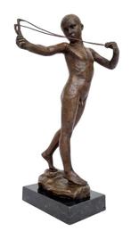 Beeldje - Catapult boy - Brons