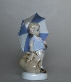 Royal Dux Bohemia - Beeld, “Ragazza con valigia e ombrello, Antiek en Kunst