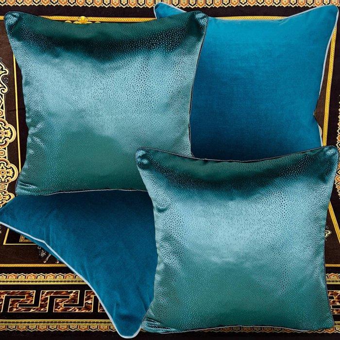 Armani/Casa Nieuwe set van vier - Kussen, Antiek en Kunst, Antiek | Tapijten, Tafelkleden en Textiel