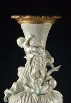 Vaas in fijn geglazuurd aardewerk met vergulde bronzen