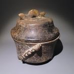 Maya Terracotta, Urn met deksel en hagedis. 17 cm H. 1200 -